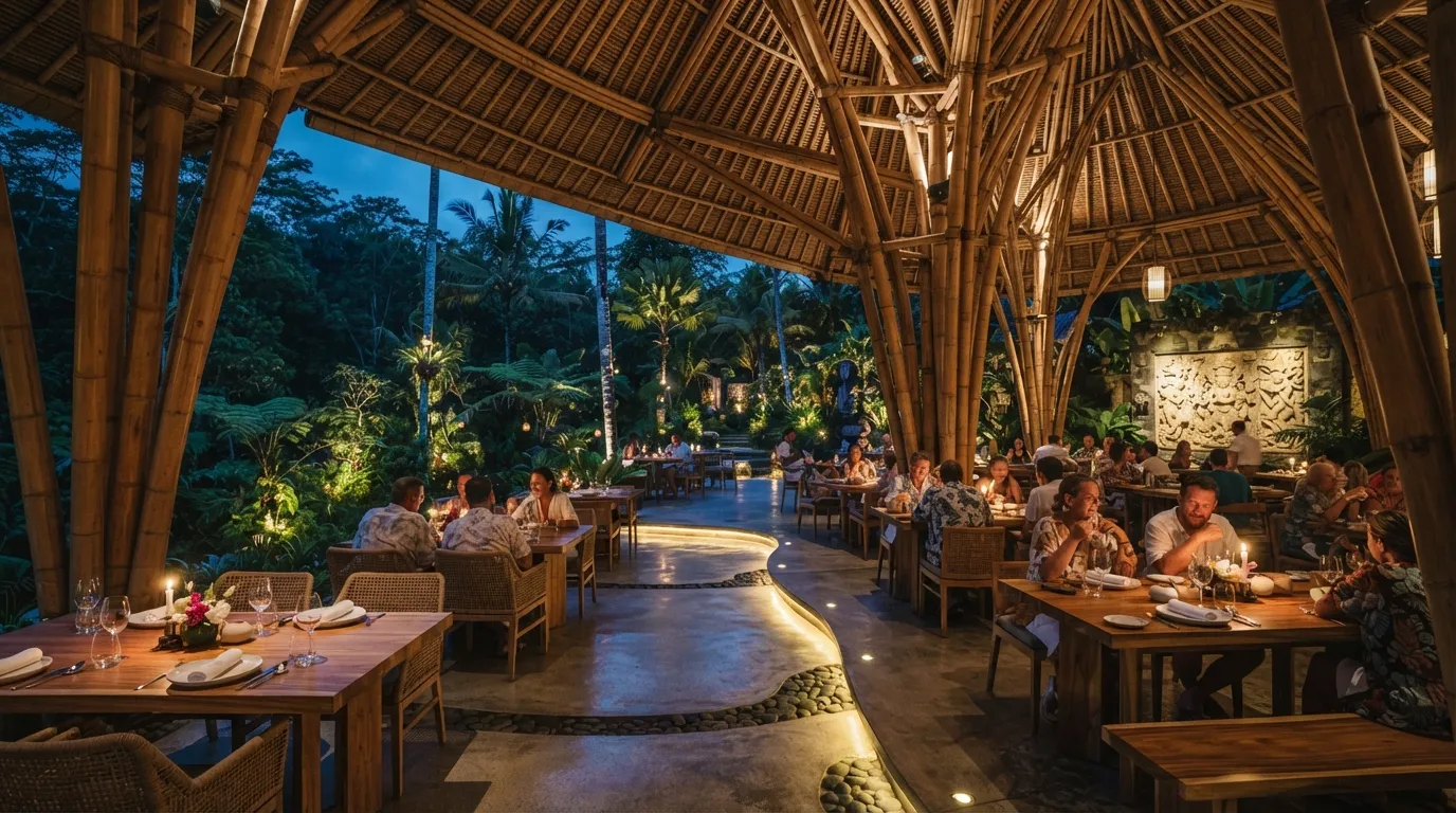 Interior restoran Bali mewah terbuka saat senja